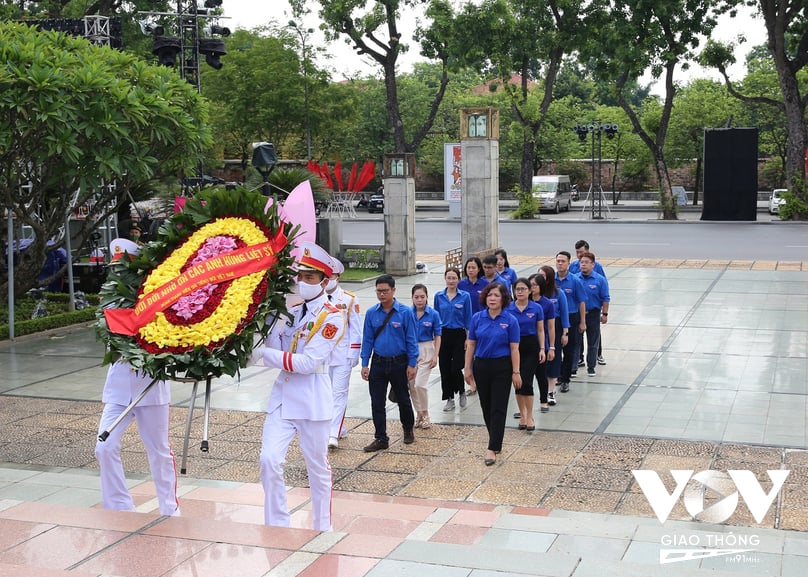 Đoàn Thanh niên Đài Tiếng nói Việt Nam dâng hương, hoa tưởng niệm các Anh hùng liệt sĩ tại Đài tưởng niệm các Anh hùng liệt sĩ tại đường Bắc Sơn