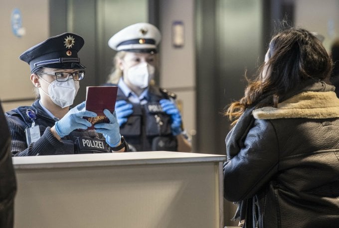 Cảnh sát Đức kiểm tra hộ chiếu hành khách tại sân bay Frankfurt ngày 24/1/2021. Ảnh: AP.