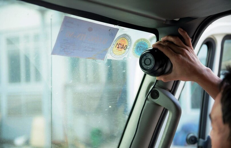 Lắp đặt camera giám sát trong xe ôtô kinh doanh vận tải. Ảnh: CTV/Vietnam+