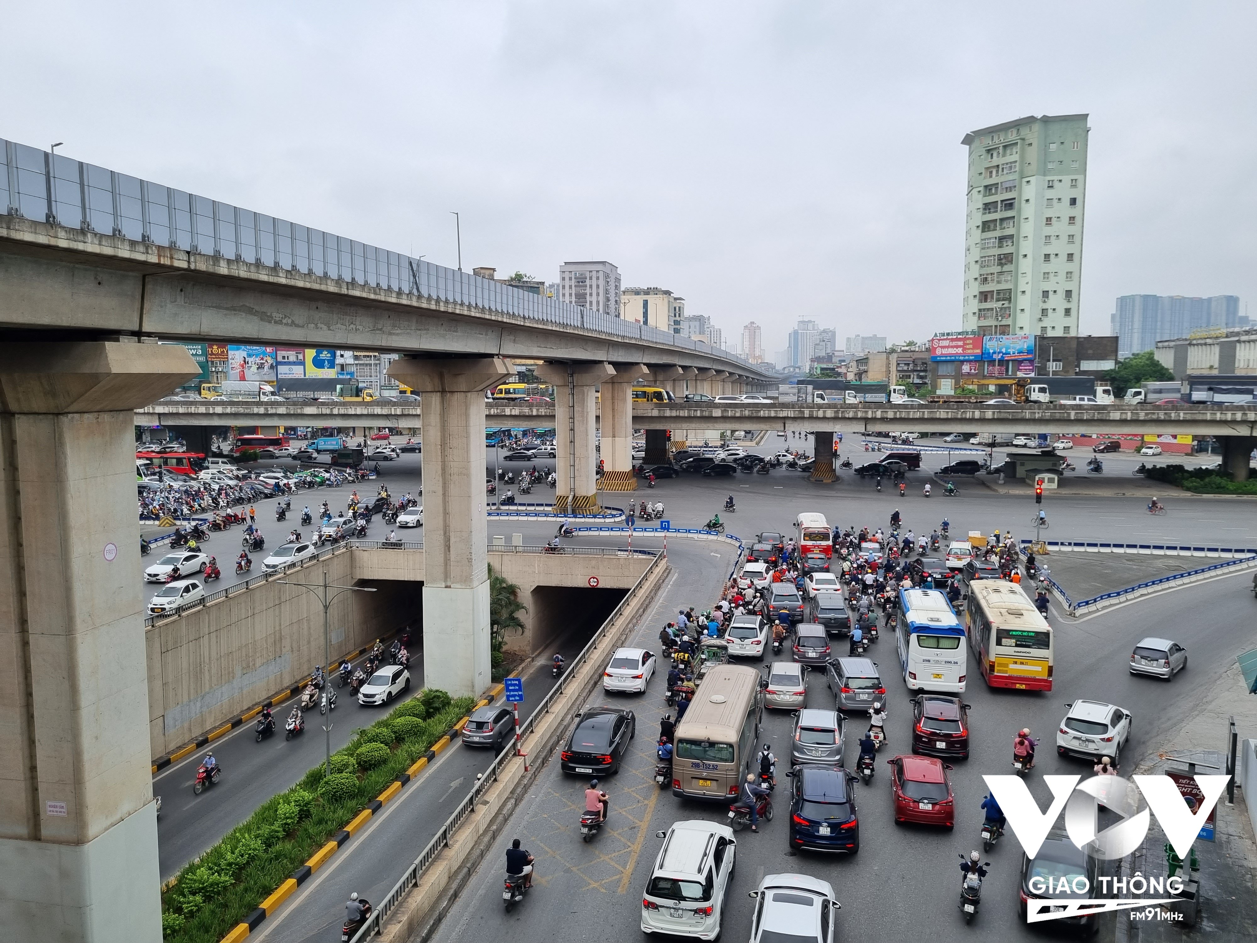 Ngã tư Nguyễn Trãi - Khuất Duy Tiến - Nguyễn Xiển là nút giao hiện đại bậc nhất, nút 4 tầng đầu tiên của Hà Nội và cả nước, gồm hầm chui, mặt đất, cao tốc trên cao và đường sắt đô thị.