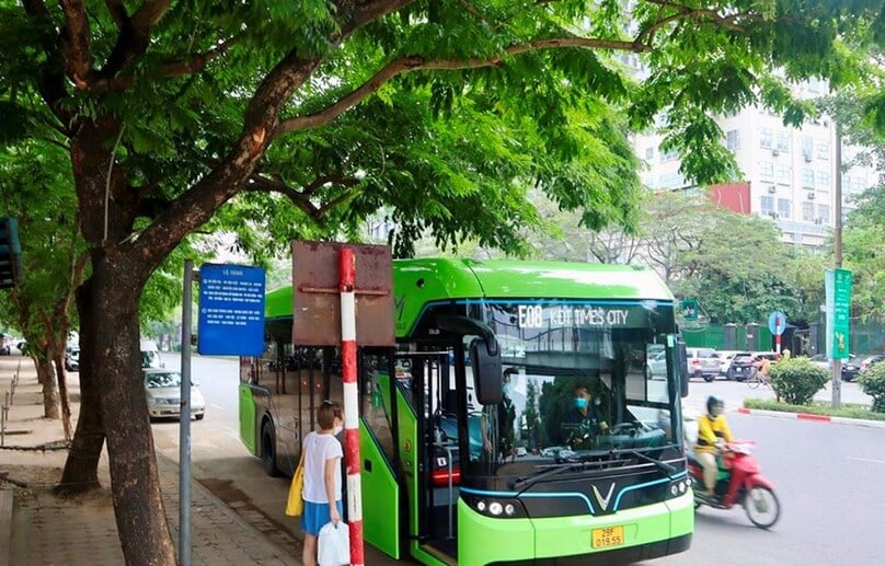 Tuyến xe buýt E08 của VinBus vận hành trên đường phố Hà Nội. Ảnh: BNEWS/TTXVN phát