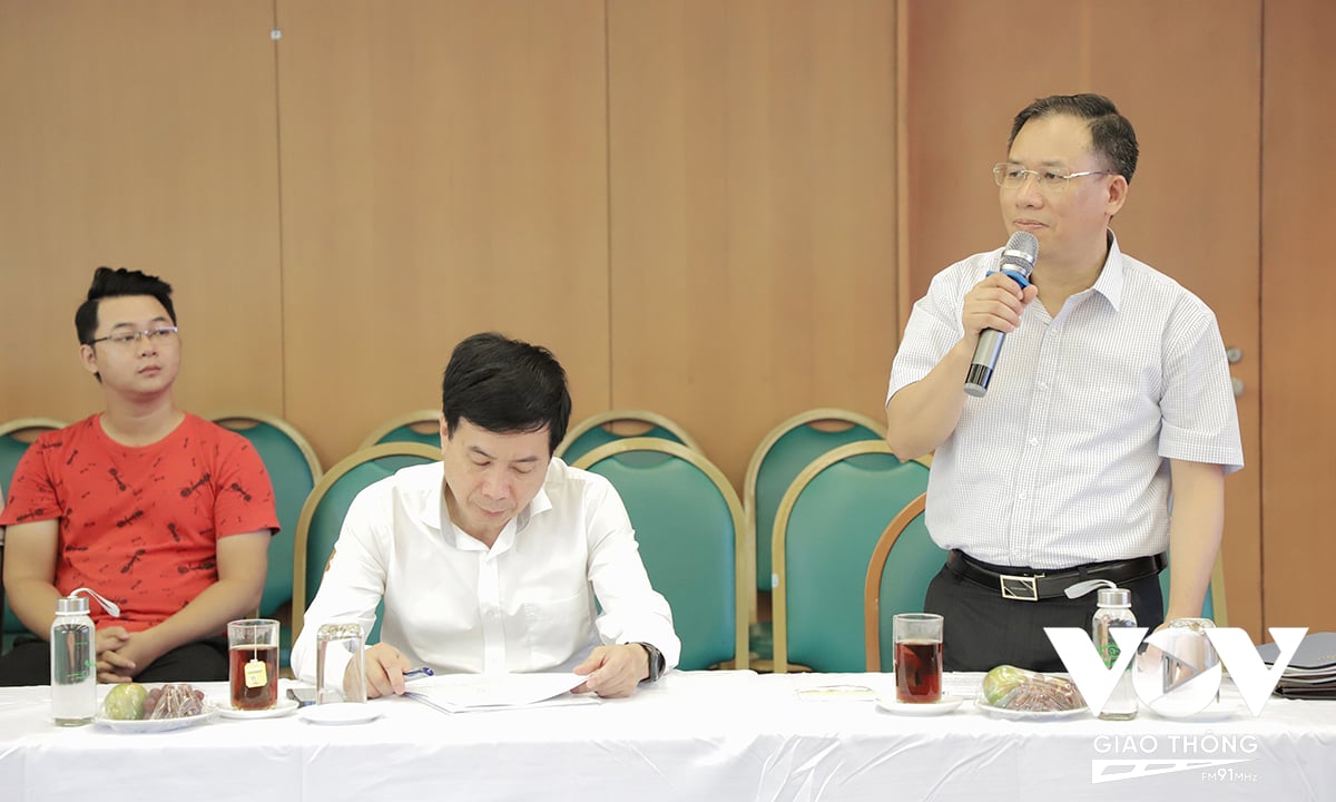 Phó Tổng Giám đốc BHXH Việt Nam Lê Hùng Sơn (Bên phải)