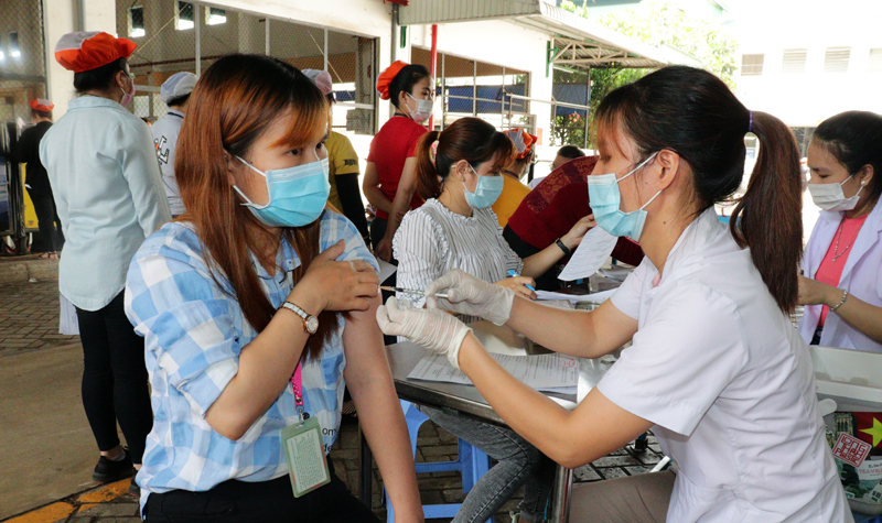 Lực lượng y tế tỉnh Đồng Nai tiến hành tiêm vắc xin cho lực lượng lao động trên địa bàn