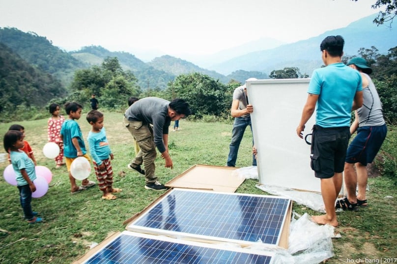 Các thành viên trong câu lạc bộ lắp điện mặt trời cho một xã vùng cao khó khăn, năm 2017. Ảnh: Nhân vật cung cấp