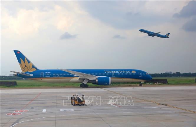 Máy bay của hãng hàng không Vietnam Airlines cất và hạ cánh tại sân bay Tân Sơn Nhất. Ảnh tư liệu: Ngọc Hà/TTXVN