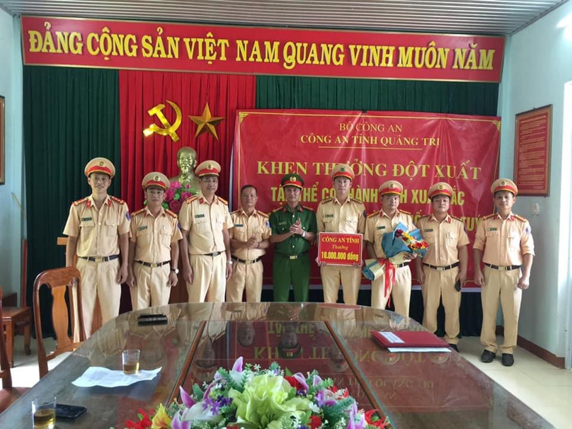 Giám đốc Công an Quảng Trị đã khen thưởng đột xuất cho Trạm Cảnh sát giao thông Đakrông số tiền 10 triệu đồng.
