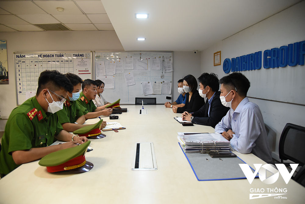 Đội Cảnh sát PCCC&CNCH Công an Quận Hoàn Kiếm trong buổi làm việc với đơn vị quản lý Tòa nhà CornerStone.