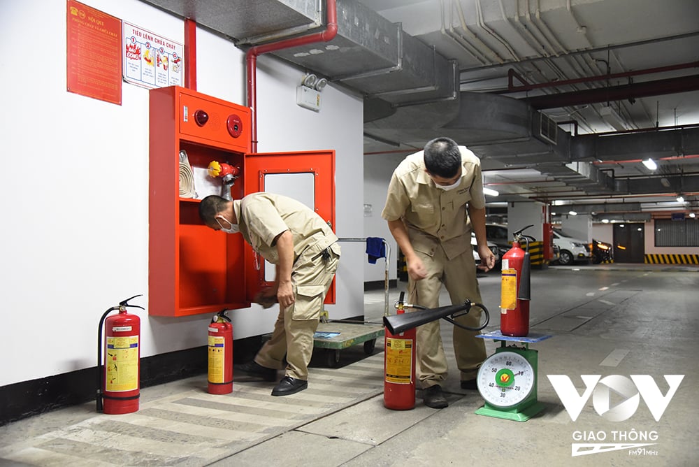 Ngoài hệ thống chữa cháy tự động, các thiết bị chữa cháy tại chỗ cũng cần thường xuyên được vệ sinh, bảo dưỡng.