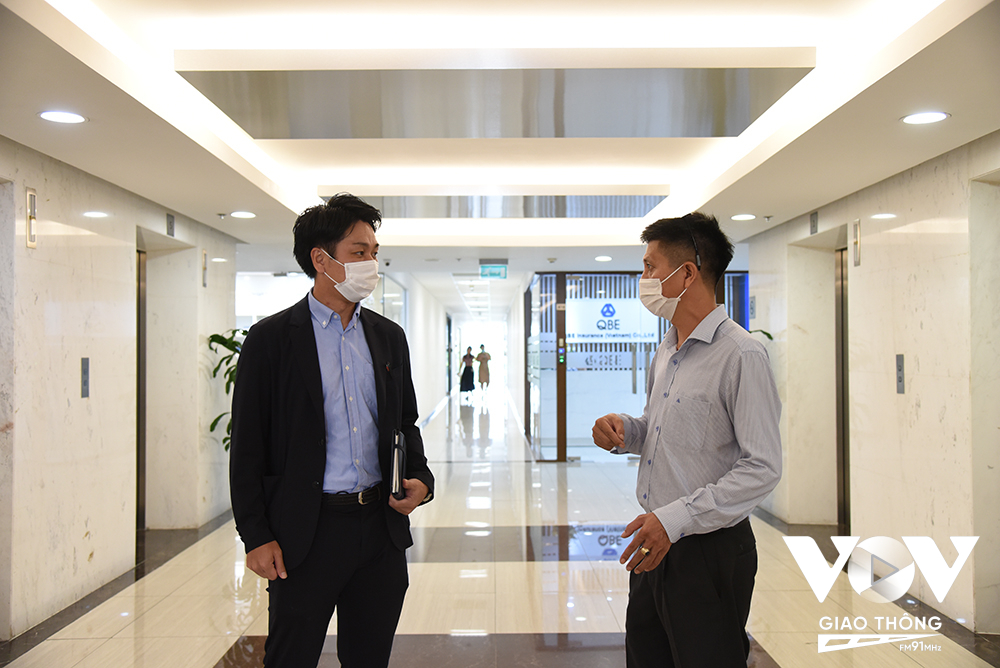 Ông Yu Okamoto (bìa trái) – Tổng Giám đốc Công ty DAIBIRU CSB (đơn vị quản lý Tòa nhà CornerStone).