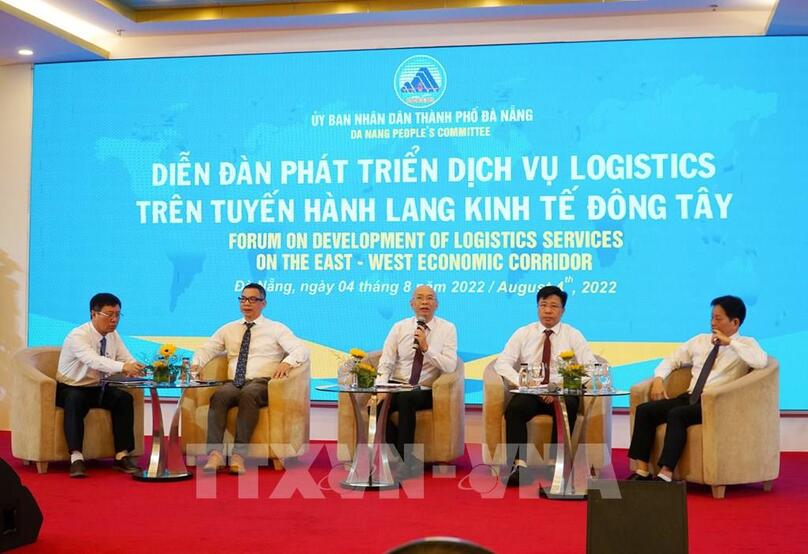 Đại biểu trao đổi tại Diễn đàn Phát triển dịch vụ logistics trên tuyến hành lang kinh tế Đông Tây. Ảnh: Trần Lê Lâm - TTXVN