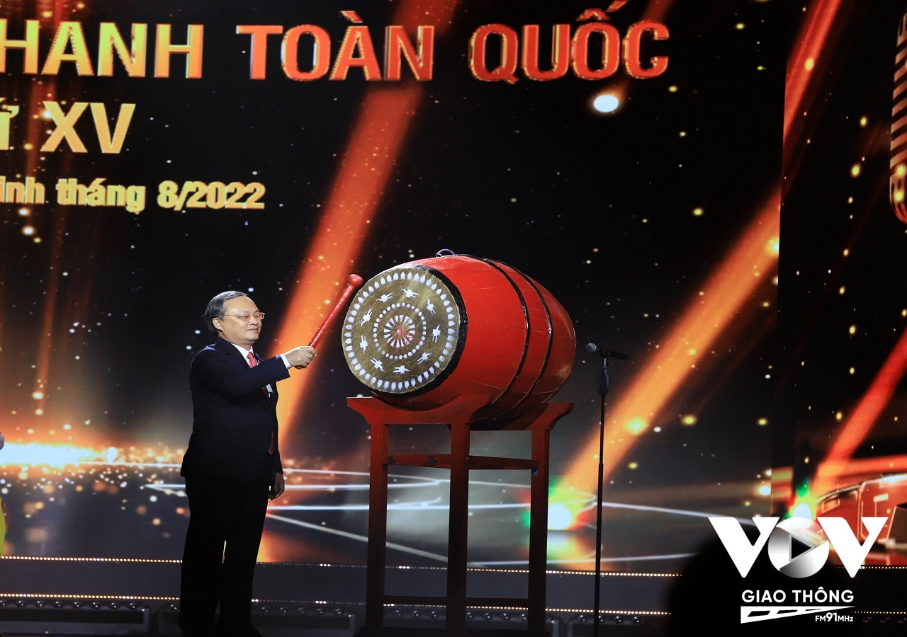 Tổng Giám đốc Đài Tiếng nói Việt Nam ông Đỗ Tiến Sỹ đánh trống khai mạc Liên hoan Phát thanh toàn quốc lần thứ XV năm 2022.