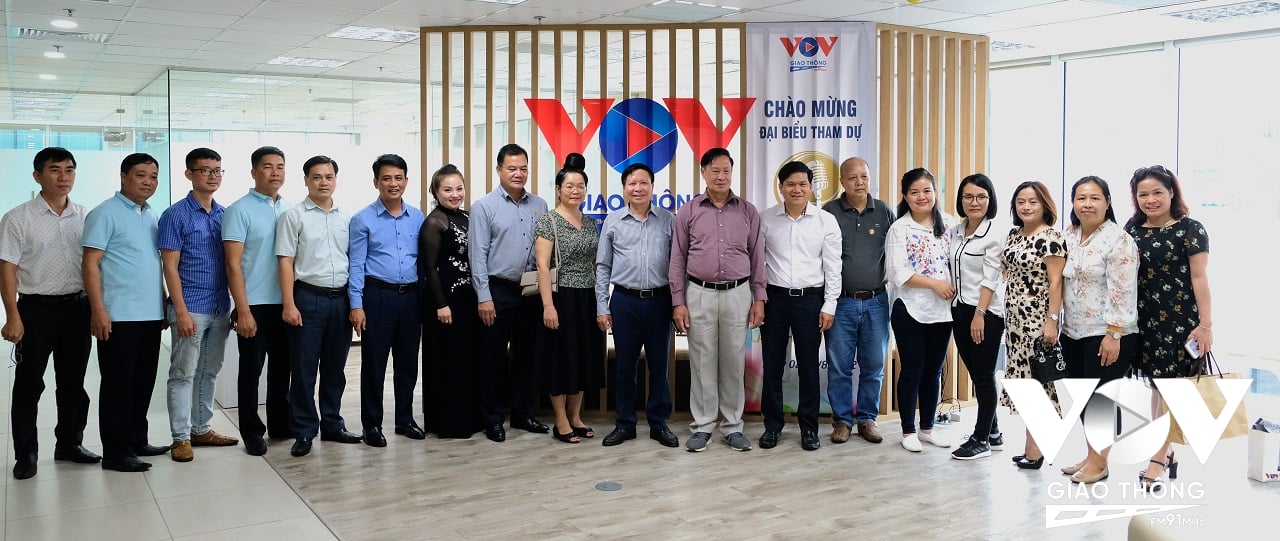Đoàn lãnh đạo Bộ Thông tin - Văn hoá và Du lịch Lào chụp ảnh lưu niệm tại kênh VOV Giao thông.