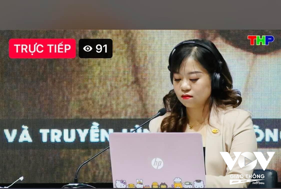 Biên tập viên, phóng viên Nguyễn Hằng trong phần thi phát thanh trực tiếp 'Đừng im lặng' (ảnh THP)