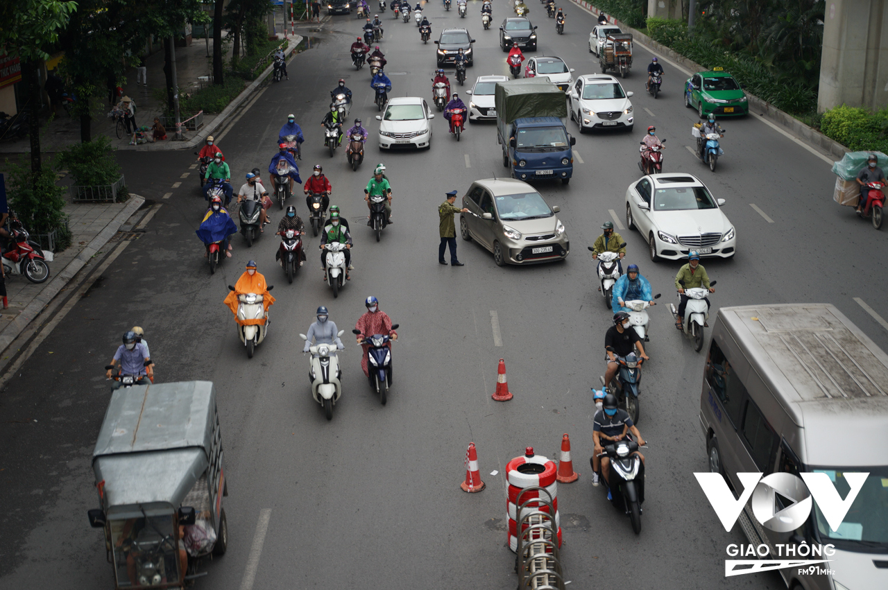 Lực lượng Thanh tra giao thông hướng dẫn phân làn các phương tiện trên đường Nguyễn Trãi