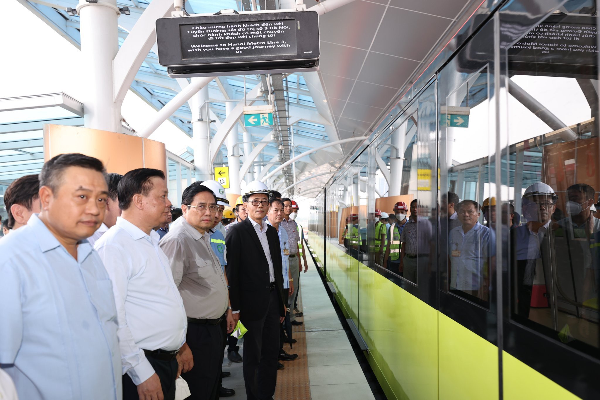 Thủ tướng Phạm Minh Chính cùng đoàn công tác tại công trường thi công Dự án tuyến đường sắt đô thị thí điểm TP Hà Nội đoạn Nhổn - ga Hà Nội.