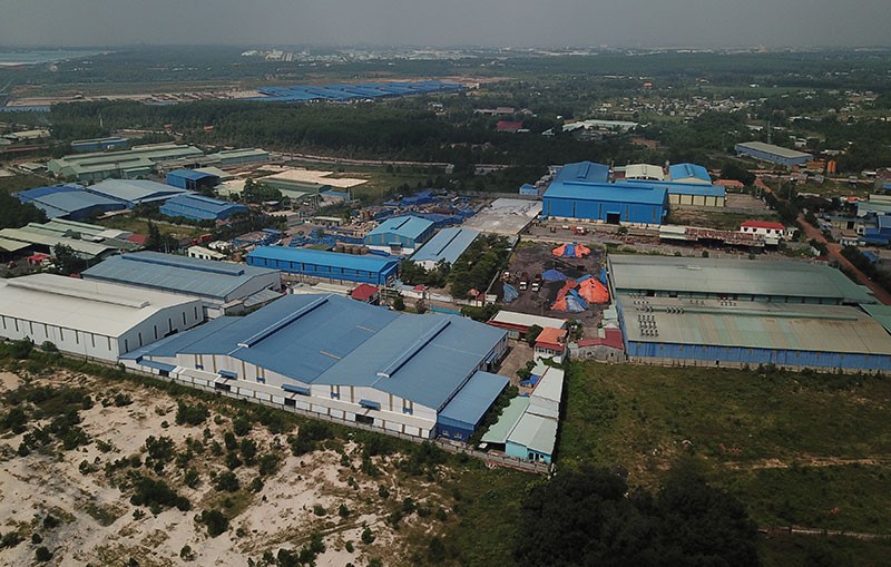 Nhiều nhà xưởng quy mô lớn được xây dựng trái phép tại khu vực quy hoạch Cụm công nghiệp Phước Tân. Ảnh: Báo Nhân dân