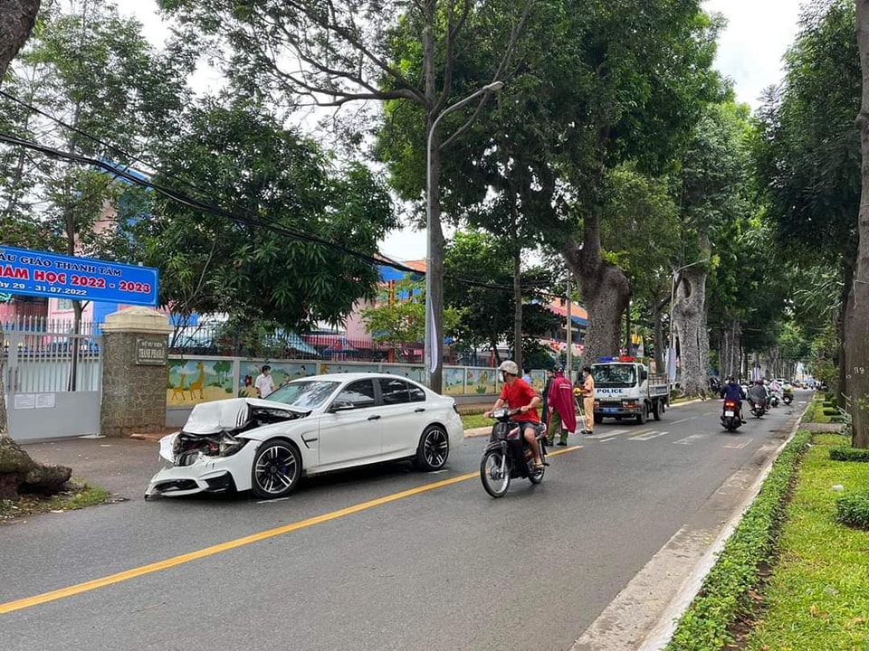 Chiếc xe ô tô mà đối tượng Nguyễn Huỳnh Đức mượn bị vỡ nát đầu hư hỏng nặng sau khi va chạm với nhiều phương tiện trên đường.