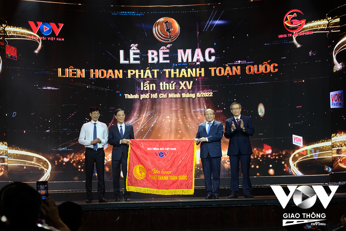 Ông Trần Minh Hùng - Phó Tổng Giám đốc Đài Tiếng nói Việt Nam trao cờ đăng cai cho ông Phạm Văn Báu – Giám đốc Đài Phát thanh – truyền hình tỉnh Thanh Hoá, đơn vị đăng cai tổ chức LHPT toàn quốc lần thứ XVI năm 2024.