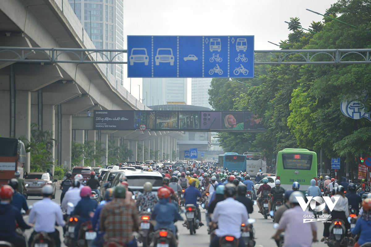 Ghi nhận sáng 8/8, giao thông tại đường Nguyễn Trãi vẫn đông, chậm, nhưng đã phần nào ổn định hơn. Ảnh: Phúc Tài