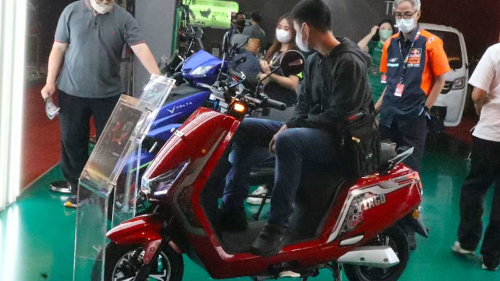 Indonesia hướng tới có 13 triệu xe máy điện vào năm 2030. Ảnh: Nikkei Asia