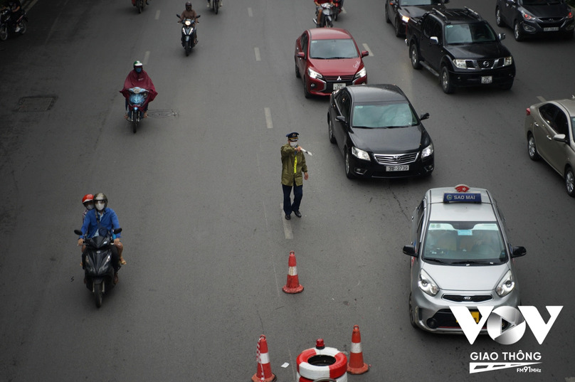Sáng 6/8, Sở GTVT Hà Nội bắt đầu tổ chức thí điểm phân làn phương tiện trên đường Nguyễn Trãi. Ảnh: Lê Tùng