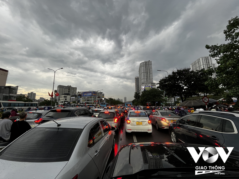 Cảnh tượng giao thông hằng ngày trên đường Nguyễn Trãi, Thanh Xuân, Hà Nội trong khung giờ cao điểm