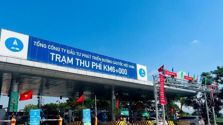 Bộ Giao thông Vận tải vừa có văn bản gửi Cục Đăng kiểm Việt Nam về việc tăng cường dán thẻ định danh để tham gia dịch vụ thu phí không dừng (ETC). Ảnh: Quang Toàn/BNEWS/TTXVN
