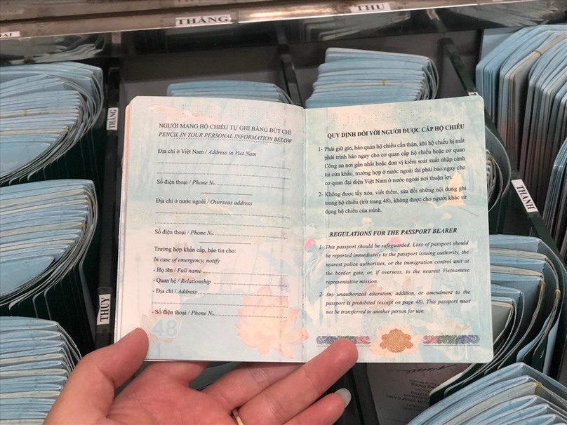 Bộ Công an sẽ bổ sung nơi sinh vào mẫu hộ chiếu phổ thông không gắn chip mới. Ảnh: Lao động