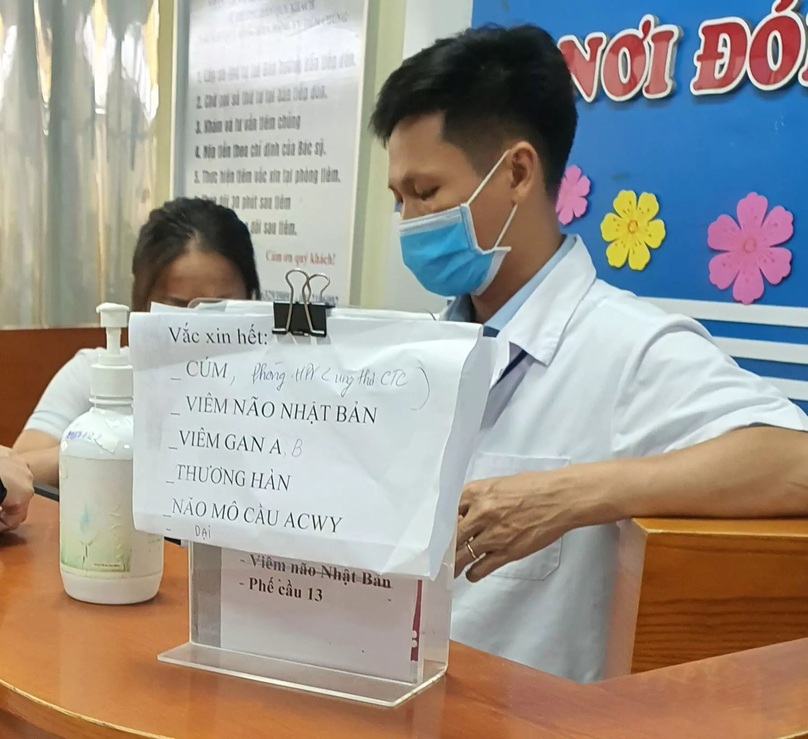 Điểm tiêm vắc xin Bệnh viện Đa khoa Hà Đông đưa bảng thông báo hết vắc xin cúm. Ảnh: Vietnamnet