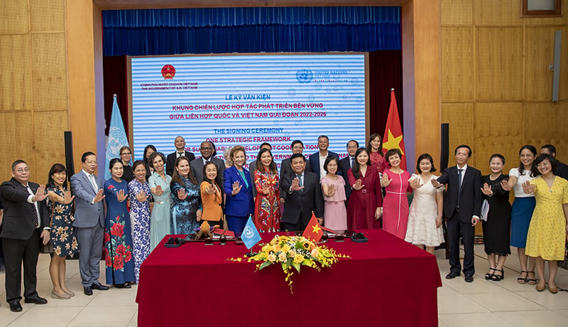 Bộ trưởng Bộ KH & ĐT Nguyễn Chí Dũng và Điều phối viên thường trú LHQ tại Việt Nam Pauline Tamesis ký kết Khung Chiến lược Hợp tác Phát triển Bền vững giai đoạn 2022-2026
