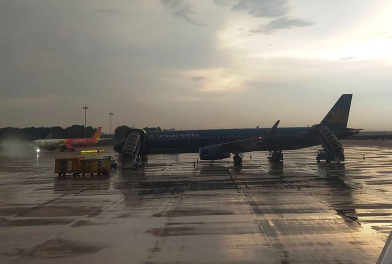 Một số chuyến bay đi đến Hải Phòng trong ngày 11-8 phải điều chỉnh kế hoạch khai thác do ảnh hưởng bão số 2 (bão Mulan) - Ảnh: NLĐ