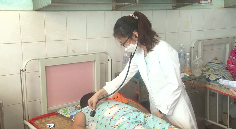 BS BV Đa khoa Trung tâm Tiền GIang khám cho bệnh nhân sốt xuất huyết