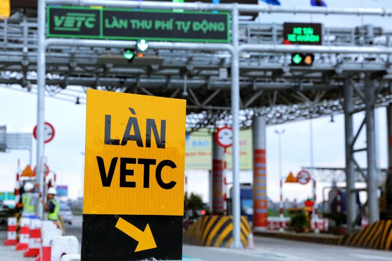 Sau 10 ngày triển khai thu phí không dừng, trên 4 tuyến cao tốc của VEC đã có hơn 32.000 xe dán thẻ tại trạm - Ảnh Vetc