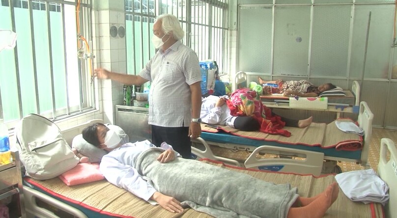Giám đốc CDC Tiền Giang Nguyễn Ngọc Chơn thăm bệnh nhận sốt xuất huyết đang điều trị tại BV Đa khoa Trung tâm Tiền GIang