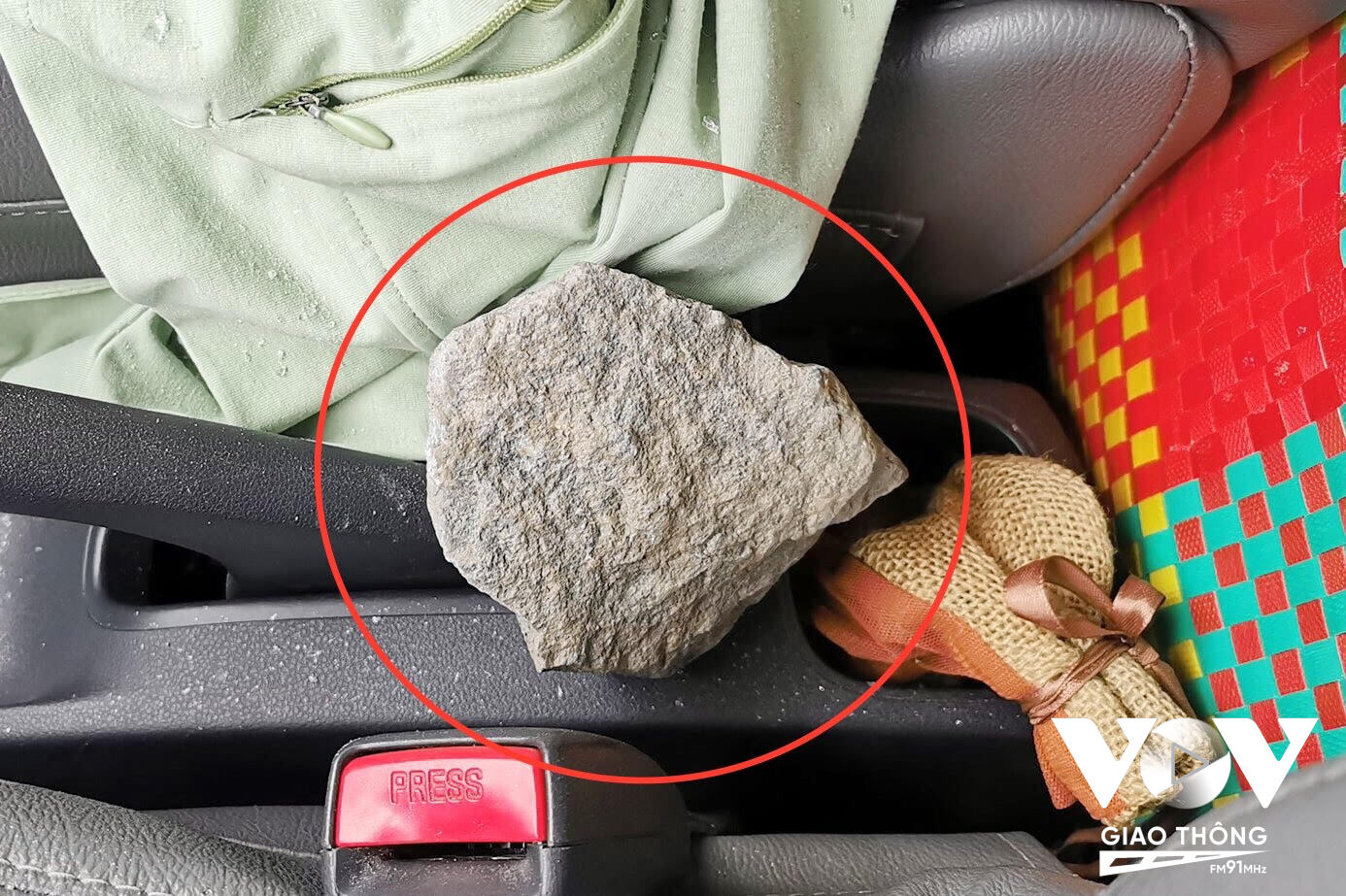 Vụ việc khiến 1 phụ nữ ngồi trong xe ô tô bị thương khi bị cục đá rơi trúng.