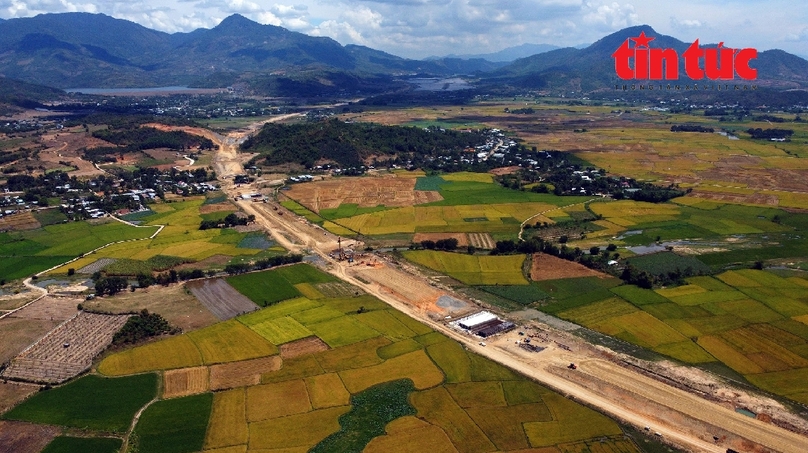 Thi công tuyến cao tốc Nha Trang - Cam Lâm trên cao tốc Bắc - Nam giai đoạn 1. Ảnh: Báo Tin tức