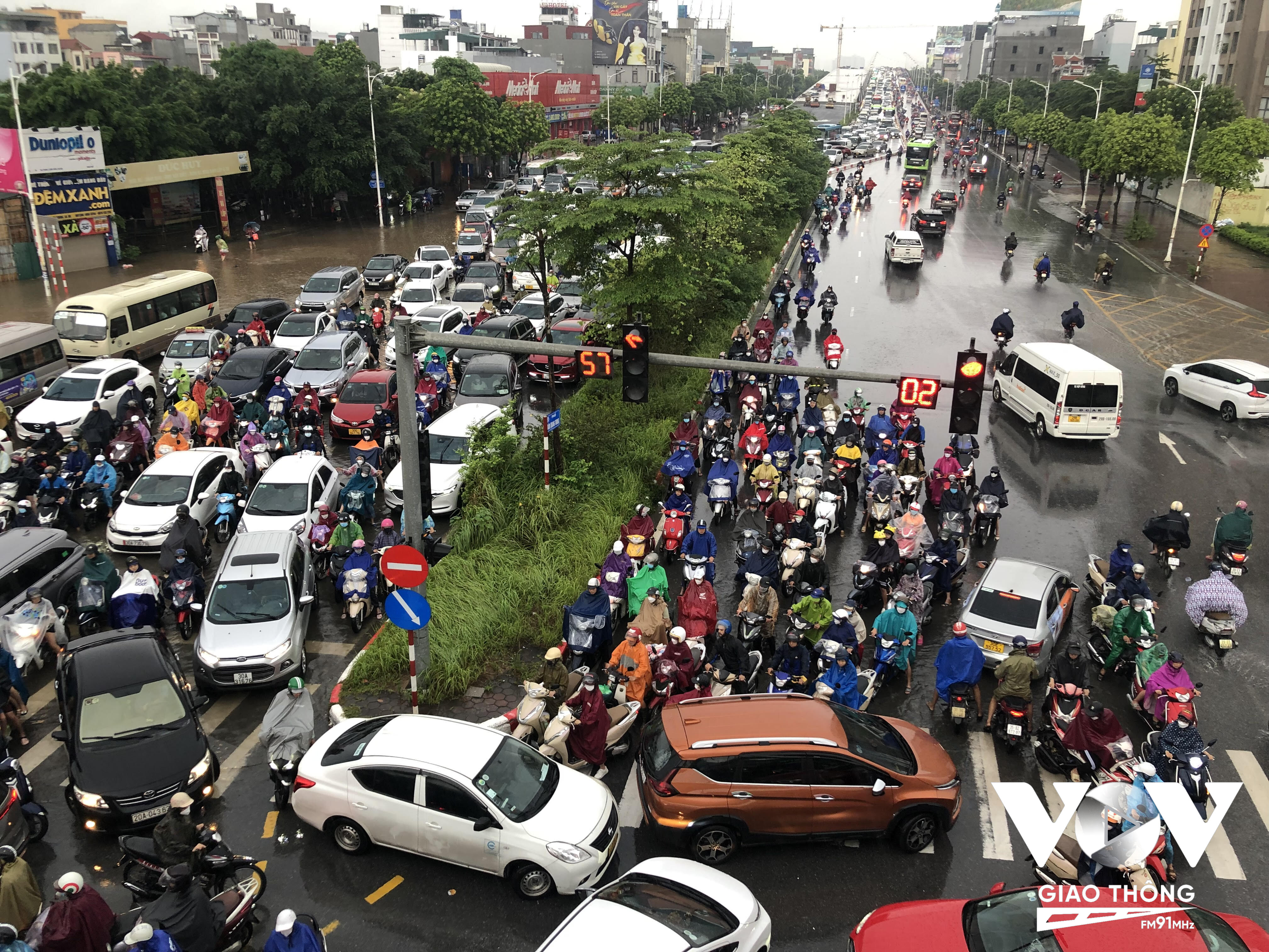 Úng ngập nặng kéo dài khiến giao thông qua ngã tư Cổ Linh - Đàm Quang Trung lâm vào cảnh ùn tắc khó khăn.