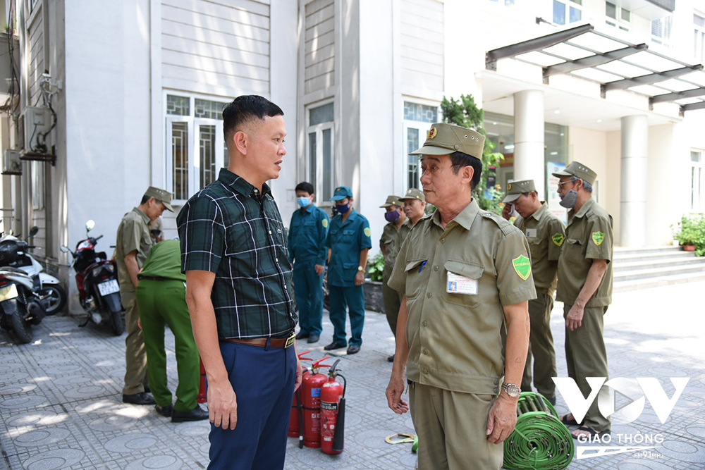 Ông Nguyễn Minh Hoài - Phó chủ tịch UBND phường Bưởi (bìa trái) trao đổi với lực lượng PCCC cơ sở.