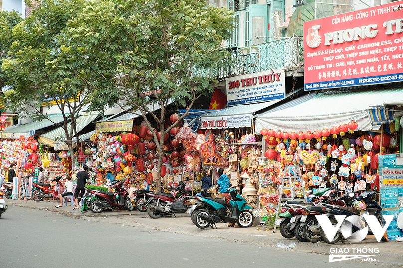 Một tuyến phố khác ở Sài Gòn là Hải Thượng Lãn Ông cũng rực rỡ sắc màu với đa dạng những chiếc lồng đèn.