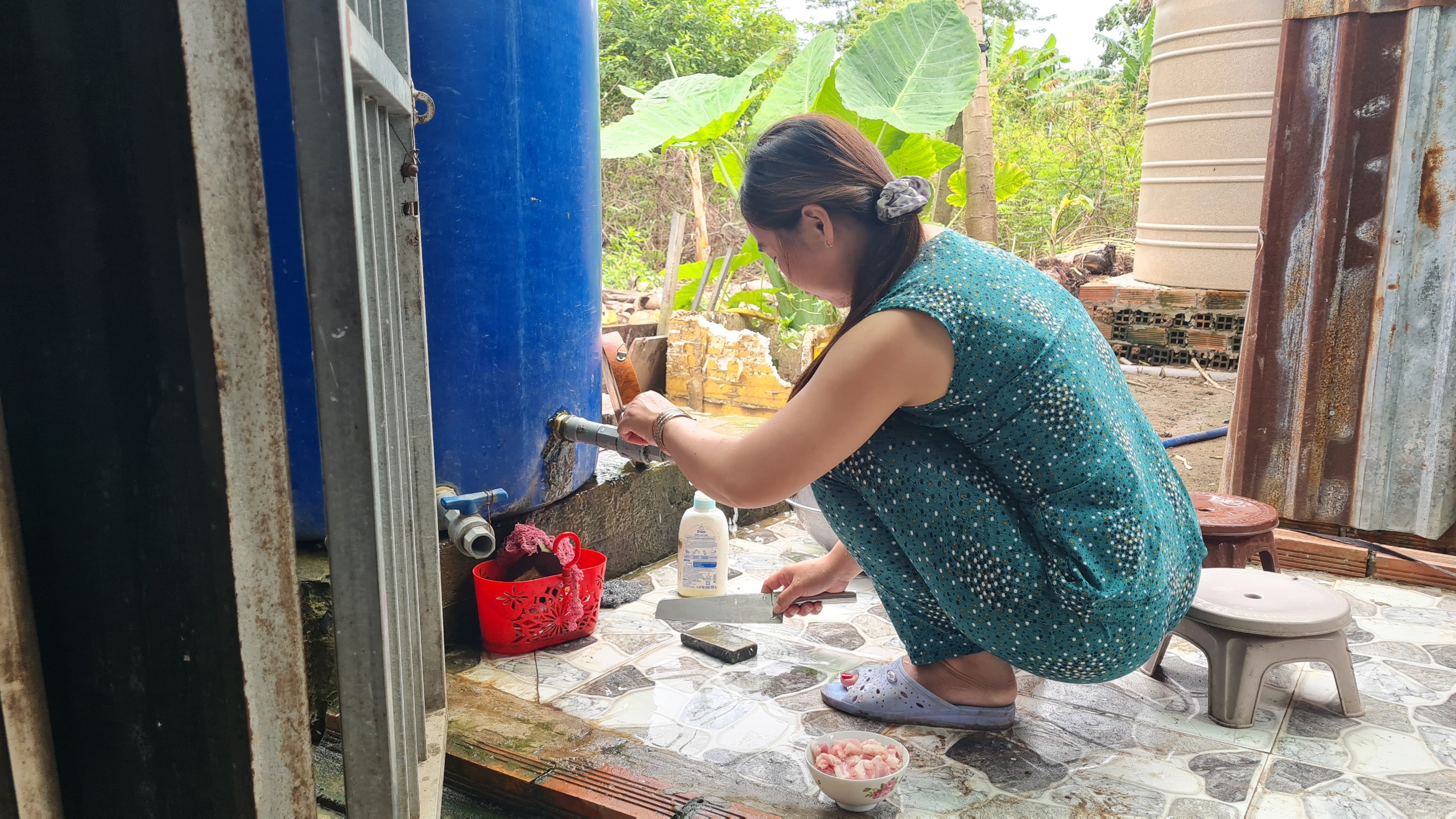 Nhiều hộ dân sống tại khu tái định cư Hưng Phú 1 quận Cái Răng chấp nhận bơm nước sông lên xài dẫu biết nước bị ô nhiễm nặng
