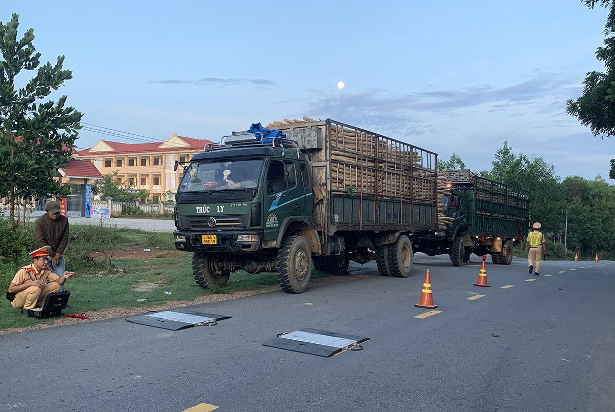 Gần 500 trường hợp xe quá khổ, quá tải đã được CSGT Công an tỉnh Quảng Ngãi phát hiện và xử lý