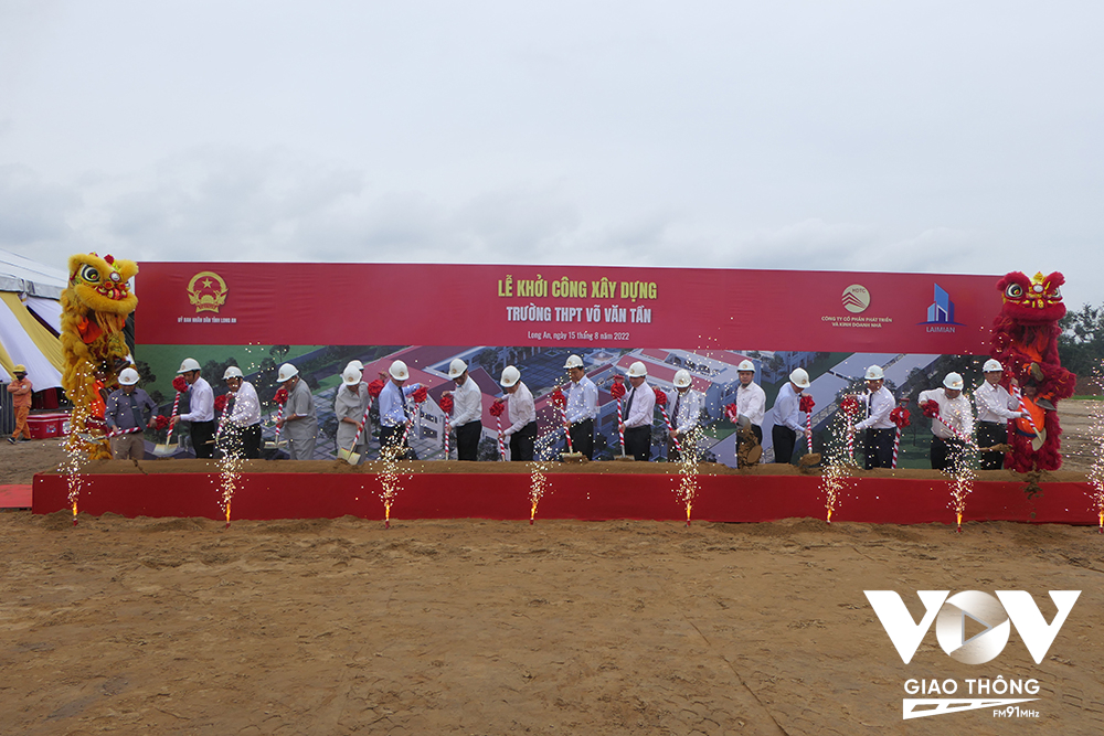 Nguyên chủ tịch nước Trương Tấn Sang cùng các lãnh đạo tỉnh Long An thực hiện thủ tục khởi công dự án xây dựng trường THPT Võ Văn Tần
