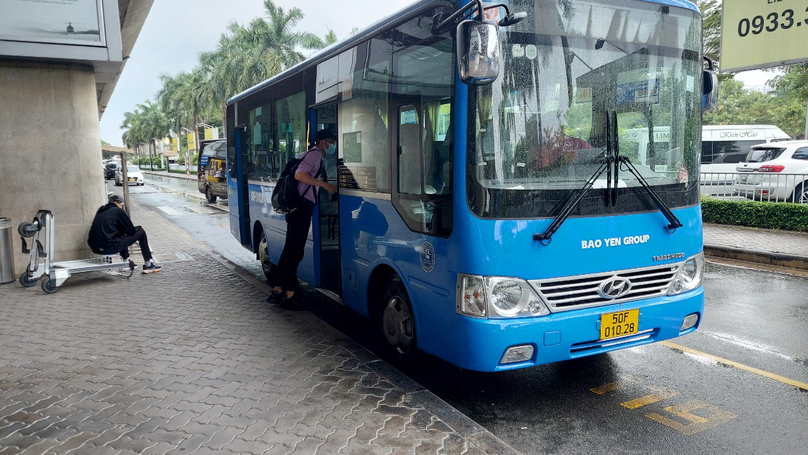 Nhiều hành khách thà chờ để đi xe công nghệ chứ không lên xe buýt.