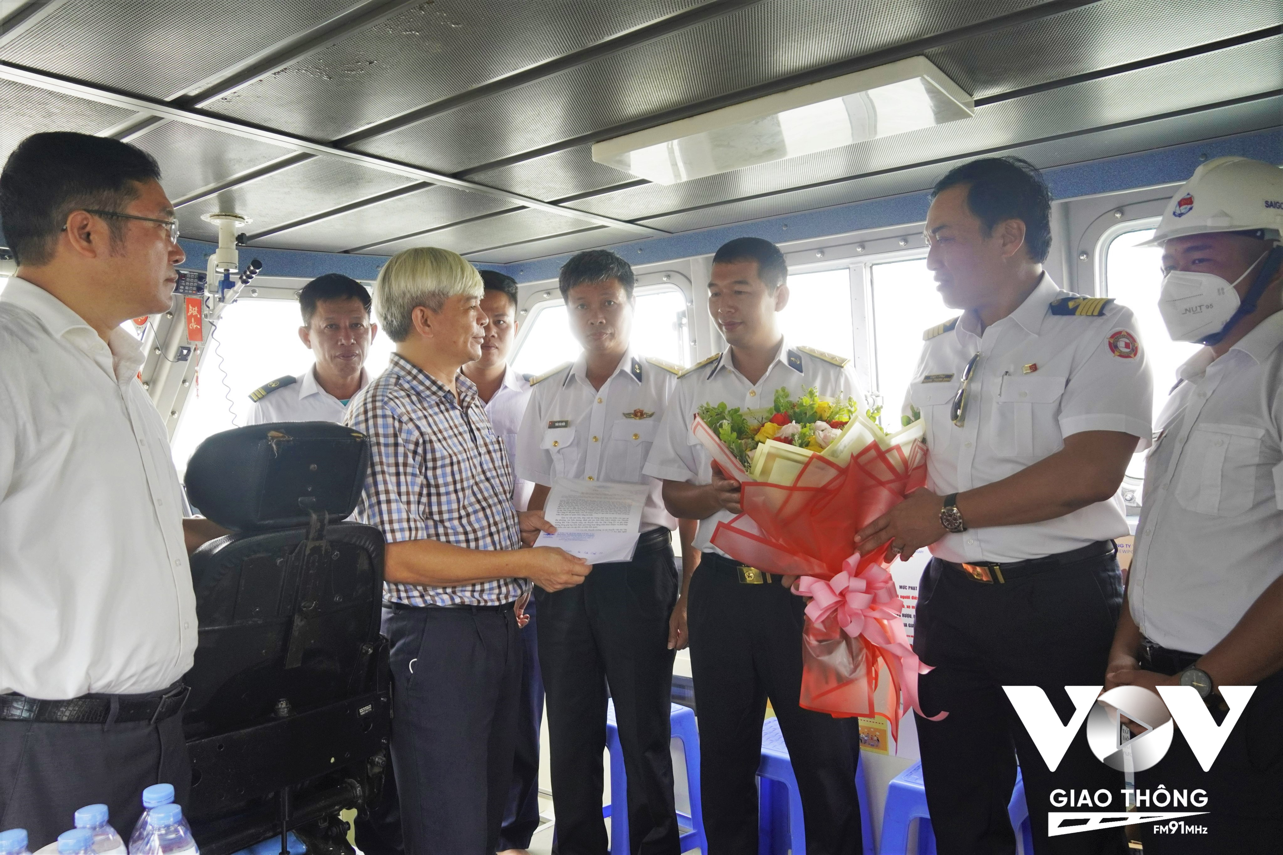 Lãnh đạo Cảng vụ Hàng hải Vũng Tàu tặng hoa và thư khen tập thể tàu Tân Cảng P3.