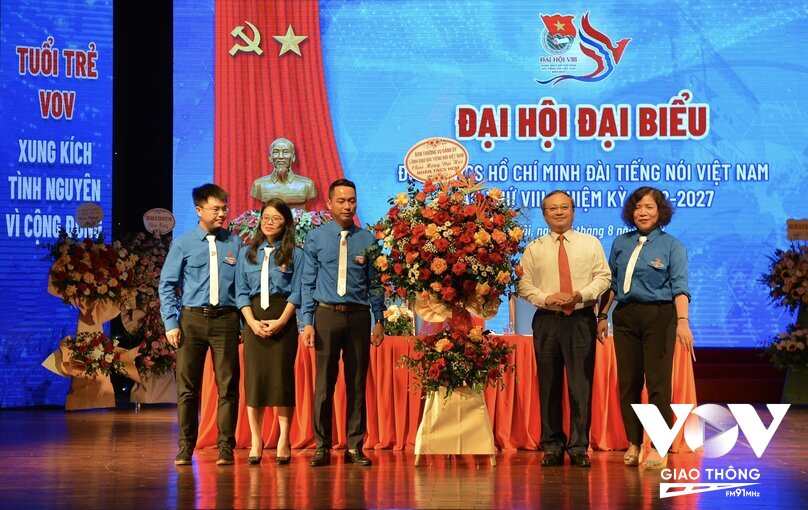 Đồng chí Đỗ Tiến Sỹ tặng hoa chúc mừng Đại hội Đại biểu Đoàn TNCS Hồ Chí Minh Đài Tiếng nói Việt Nam (VOV) lần thứ VIII, nhiệm kỳ 2022-2027.