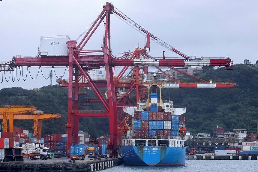 Nhiều tàu phải tạm dừng hoặc đổi lộ trình do ảnh hưởng bởi căng thẳng xung quanh đảo Đài Loan. Ảnh: Reuters
