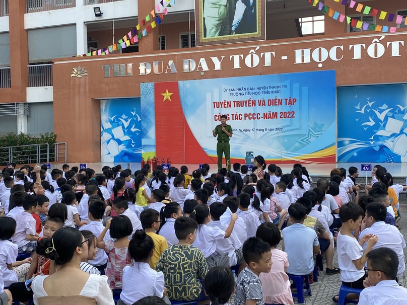 Sáng 17/8, Công an huyện Thanh Trì phối hợp tổ chức tuyên truyền, huấn luyện nghiệp vụ PCCC&CNCH tại trường Tiểu học Triều Khúc.