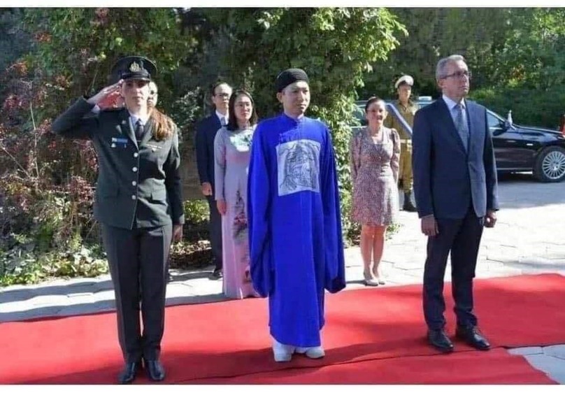 Hình ảnh Đại sứ Lý Đức Trung mặc trang phục dân tộc (áo Tấc) trình Quốc thư lên tổng thống Israel - Ảnh Báo Lao Động