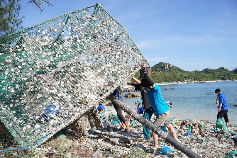 Chị Thiên Bình – Người con gái của Hà Nội nhưng chứng kiến môi trường biển bị tàn phá đến mức chìm trong ô nhiễm mỗi ngày, nên thành lập ra nhóm ‘ Touch Blue’, tình nguyện dọn rác trên các bãi biển.
