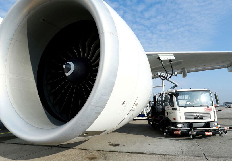 Các chuyến bay thải ra môi trường trung bình 1 tỷ tấn carbon mỗi năm, chiếm gần 3% lượng khí thải toàn cầu - Ảnh minh họa: Reuters
